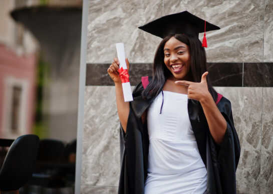 jeune-etudiante-afro-americaine-diplome-pose-exterieurxa